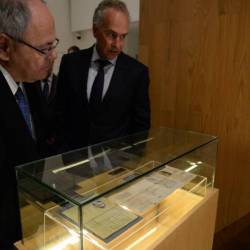 Dayan y Mindlin en la exhibición permanente, con el salvoconducto original de Eichmann.
