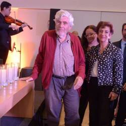El sobreviviente Pedro Roth encendió una vela con Susana Chalon (Bnai Brith) y Nurit Shalom (Centro Ana Frank)