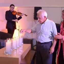 El sobreviviente Victor Woma Barg encendió una vela con Eugenia Carbone (Auschwitz Institute)