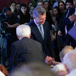 Mauricio Macri saluda a los sobrevivientes