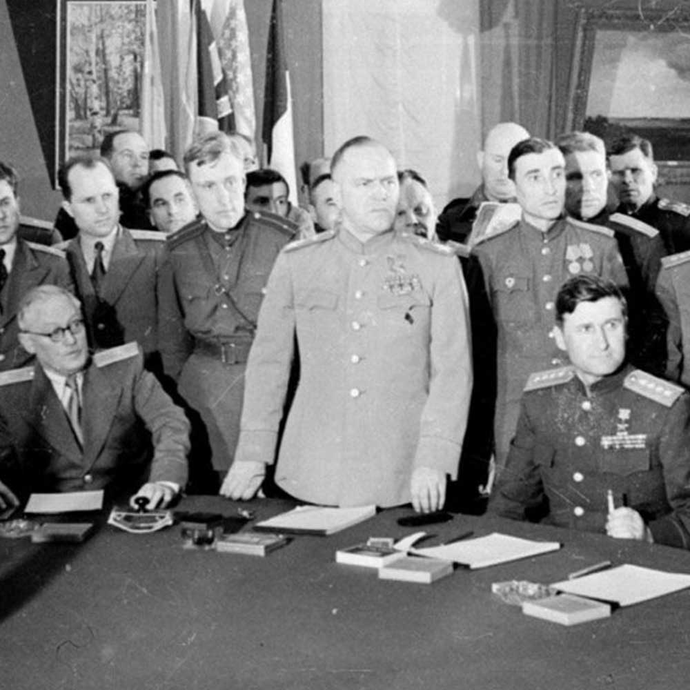 La alemania nazi firma la rendición.